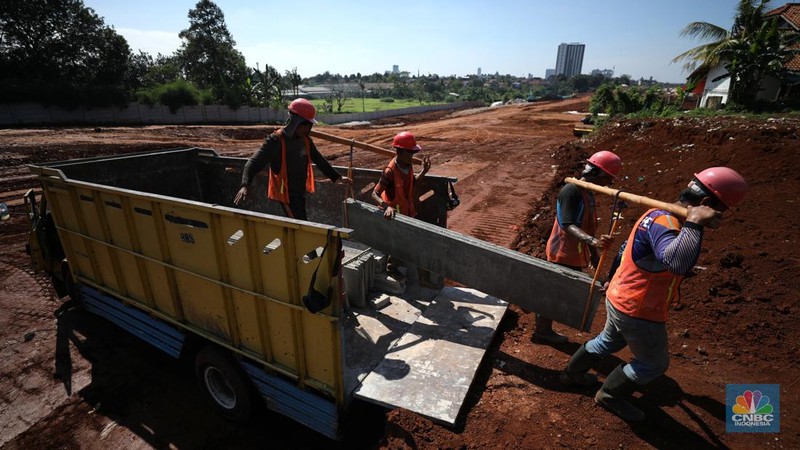 Pekerja menyelesaikan pembangunan Tol Cinere - Jagorawi (Cijago) seksi III di Beji, Depok, Jawa Barat, Jumat (8/7/2022). Jalan tol tersebut merupakan bagian dari jaringan Jalan Tol Jakarta Outer Ring Road atau JORR II yang menghubungkan Kukusan–Cinere Depok sepanjang 5,5 kilometer. (CNBC Indoneia/ Tri Susilo)