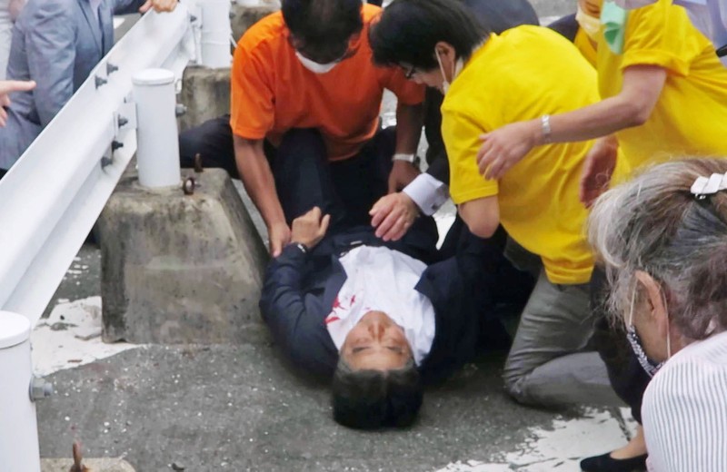 Petugas penyelamat membawa korban setelah tembakan meletus di rute Parade Hari Kemerdekaan Amerika Serikat di Highland Park, pinggiran Chicago, Illinois, Amerika Serikat, Senin (4/7/2022). Sebanyak 6 orang dilaporkan tewas akibat penembakan tersebut. (Photo by Jim Vondruska/Getty Images)