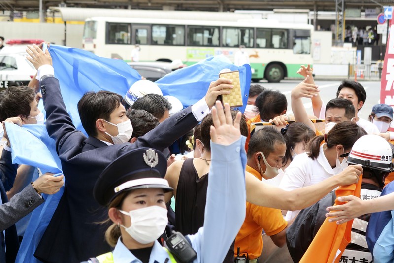 Mantan perdana menteri Jepang Shinzo Abe terbaring di tanah setelah penembakan yang terlihat selama kampanye pemilihan untuk pemilihan Majelis Tinggi 10 Juli 2022, di Nara, Jepang barat 8 Juli 2022. (Mandatory credit Kyodo via REUTERS) Former Japanese prime minister Shinzo Abe lies on the ground after apparent shooting during an election campaign for the July 10, 2022 Upper House election, in Nara, western Japan July 8, 2022. in this photo taken by Kyodo. Mandatory credit Kyodo via REUTERS ATTENTION EDITORS - THIS IMAGE WAS PROVIDED BY A THIRD PARTY. MANDATORY CREDIT. JAPAN OUT. NO COMMERCIAL OR EDITORIAL SALES IN JAPAN.