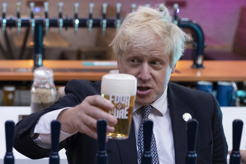 PM Boris Johson Resign Mundur Sebuah poster bertuliskan