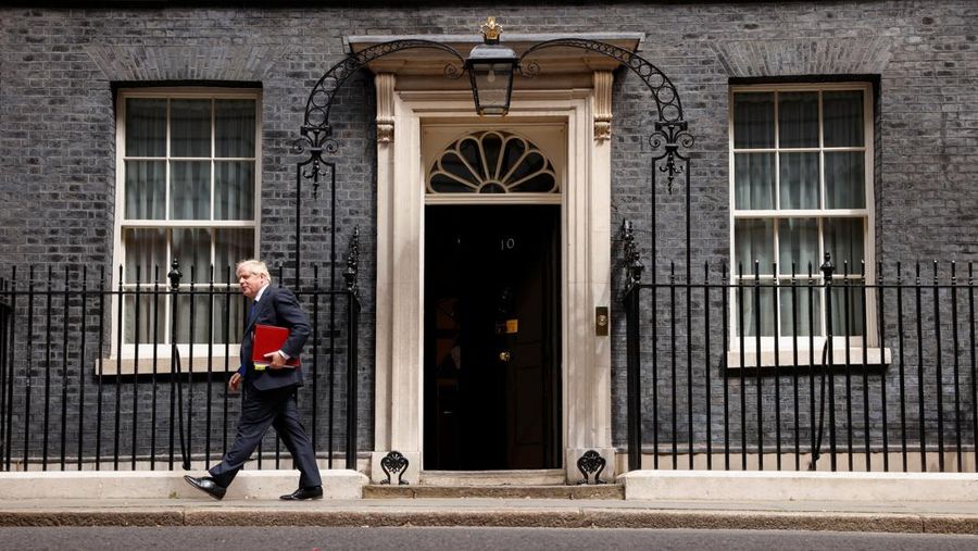 Perdana Menteri Inggris Boris Johnson berjalan di Downing Street, di London, Inggris, 6 Juli 2022. (REUTERS/John Sibley)
