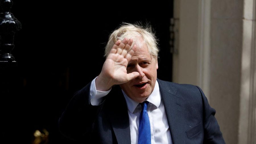 Perdana Menteri Inggris Boris Johnson berjalan di Downing Street