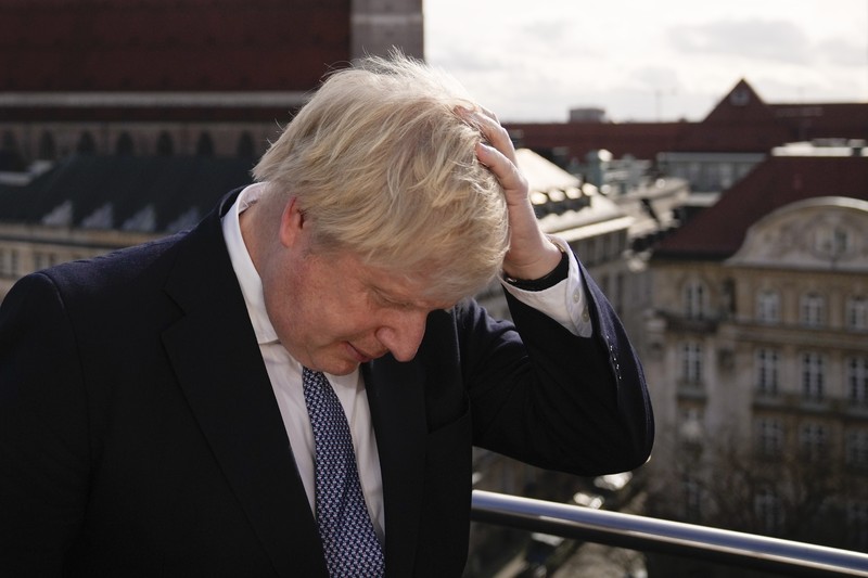 PM Boris Johson Resign Mundur Sebuah poster bertuliskan