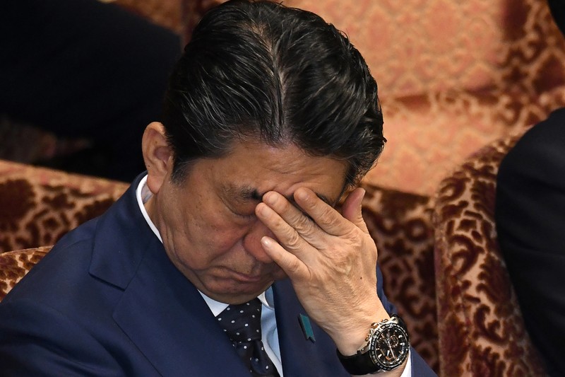 Perdana Menteri Jepang Shinzo Abe meninjau pengawal kehormatan militer dengan Perdana Menteri China Li Keqiang (tidak digambarkan) saat upacara penyambutan di luar Aula Besar Rakyat di Beijing pada 26 Oktober 2018.  (Photo by GREG BAKER/AFP via Getty Images)
