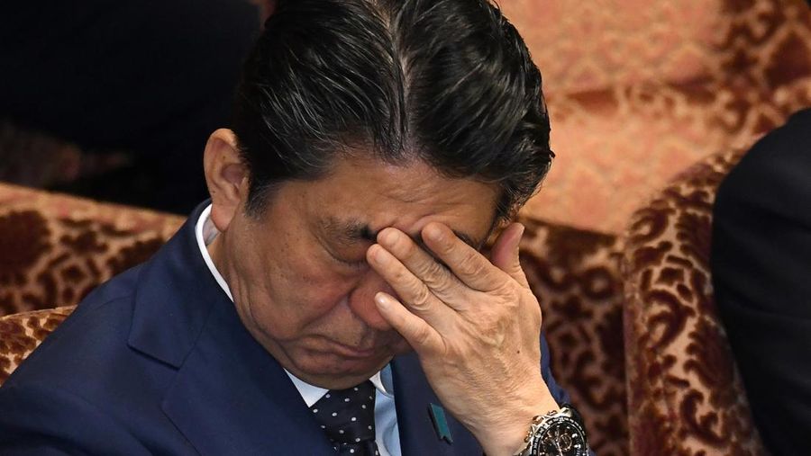 Perdana Menteri Jepang Shinzo Abe meninjau pengawal kehormatan militer dengan Perdana Menteri China Li Keqiang (tidak digambarkan) saat upacara penyambutan di luar Aula Besar Rakyat di Beijing pada 26 Oktober 2018.  (Photo by GREG BAKER/AFP via Getty Images)