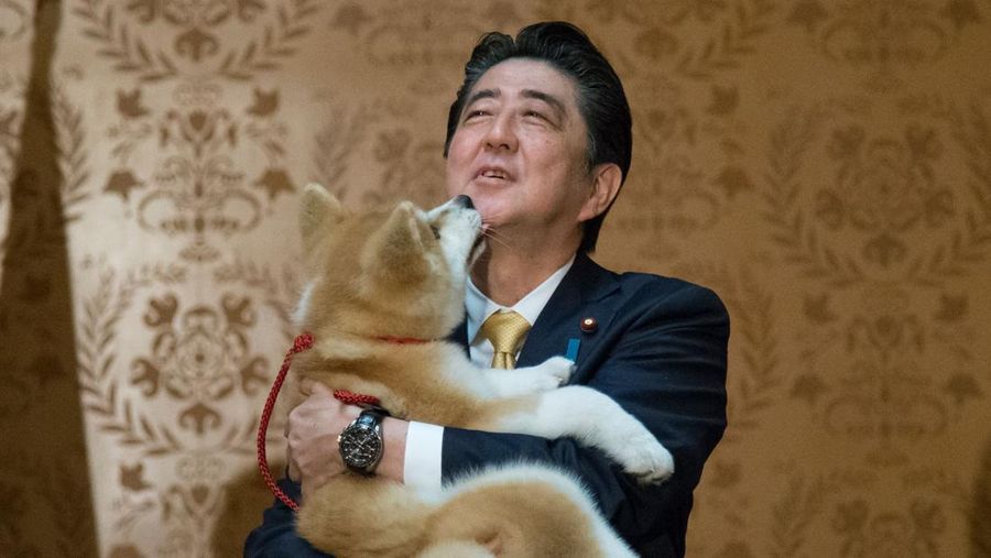 Perdana Menteri Jepang Shinzo Abe meninjau pengawal kehormatan militer dengan Perdana Menteri China Li Keqiang (tidak digambarkan) saat upacara penyambutan di luar Aula Besar Rakyat di Beijing pada 26 Oktober 2018.  (Photo by GREG BAKER/AFP via Getty Images)