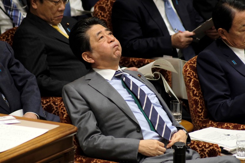 Perdana Menteri Jepang Shinzo Abe Perdana Menteri Jepang Shinzo Abe meninjau pengawal kehormatan militer dengan Perdana Menteri China Li Keqiang (tidak digambarkan) saat upacara penyambutan di luar Aula Besar Rakyat di Beijing pada 26 Oktober 2018. (Photo by GREG BAKER/AFP via Getty Images)
