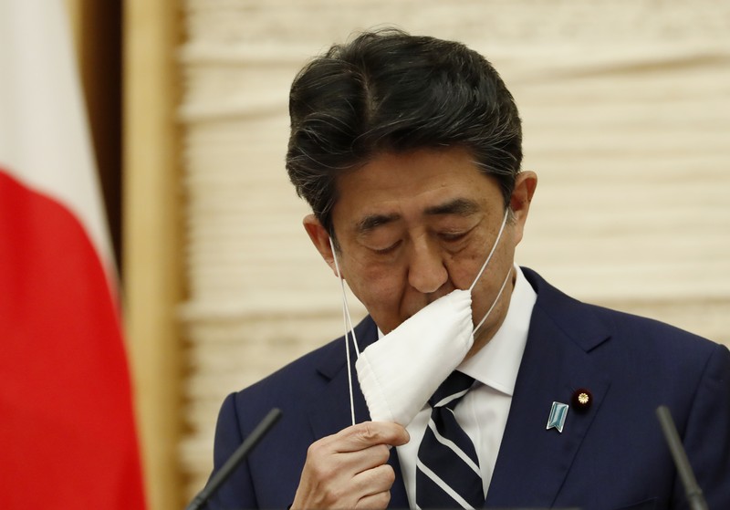 Perdana Menteri Jepang Shinzo Abe Perdana Menteri Jepang Shinzo Abe meninjau pengawal kehormatan militer dengan Perdana Menteri China Li Keqiang (tidak digambarkan) saat upacara penyambutan di luar Aula Besar Rakyat di Beijing pada 26 Oktober 2018. (Photo by GREG BAKER/AFP via Getty Images)