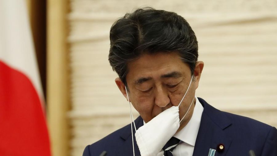 Perdana Menteri Jepang Shinzo Abe melepas masker saat memulai konferensi pers di Tokyo pada 25 Mei 2020. (Photo by KIM KYUNG-HOON/POOL/AFP via Getty Images)