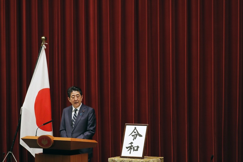 Perdana Menteri Jepang Shinzo Abe meninjau pengawal kehormatan militer dengan Perdana Menteri China Li Keqiang (tidak digambarkan) saat upacara penyambutan di luar Aula Besar Rakyat di Beijing pada 26 Oktober 2018.  (Photo by GREG BAKER/AFP via Getty Images)