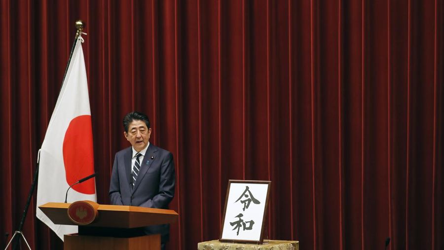 Perdana Menteri Jepang Shinzo Abe meninjau pengawal kehormatan militer dengan Perdana Menteri China Li Keqiang (tidak digambarkan) saat upacara penyambutan di luar Aula Besar Rakyat di Beijing pada 26 Oktober 2018.  (Photo by GREG BAKER/AFP via Getty Images)