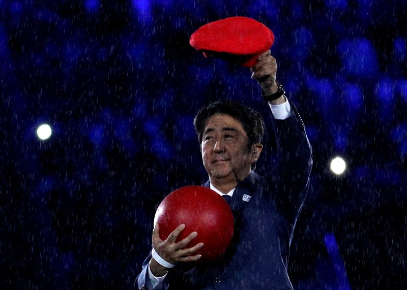 Perdana Menteri Jepang Shinzo Abe Perdana Menteri Jepang Shinzo Abe meninjau pengawal kehormatan militer dengan Perdana Menteri China Li Keqiang (tidak digambarkan) saat upacara penyambutan di luar Aula Besar Rakyat di Beijing pada 26 Oktober 2018. (Photo by GREG BAKER/AFP via Getty Images)