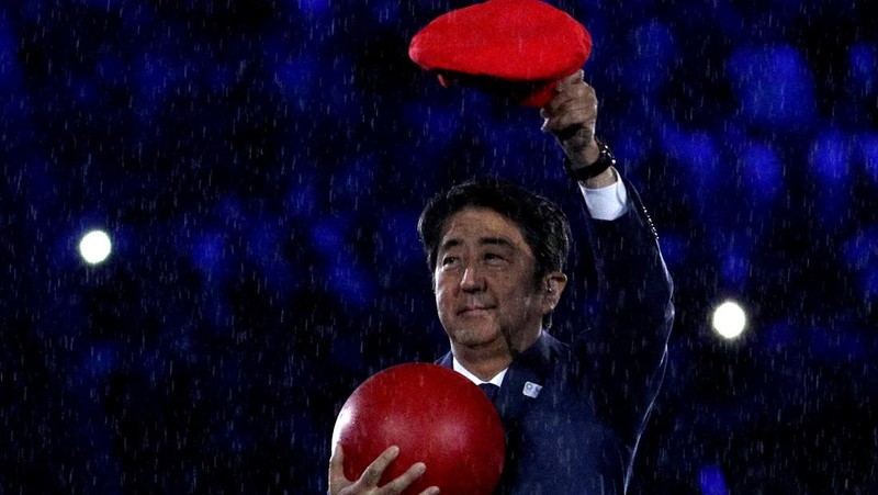 Perdana Menteri Jepang Shinzo Abe meninjau pengawal kehormatan militer dengan Perdana Menteri China Li Keqiang (tidak digambarkan) saat upacara penyambutan di luar Aula Besar Rakyat di Beijing pada 26 Oktober 2018.  (Photo by GREG BAKER/AFP via Getty Images)