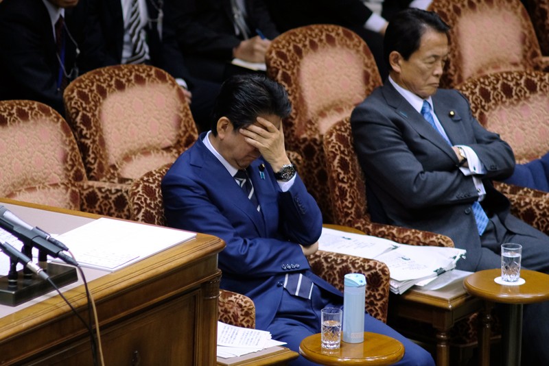 Perdana Menteri Jepang Shinzo Abe meninjau pengawal kehormatan militer dengan Perdana Menteri China Li Keqiang (tidak digambarkan) saat upacara penyambutan di luar Aula Besar Rakyat di Beijing pada 26 Oktober 2018.  (Photo by GREG BAKER/AFP via Getty Images)