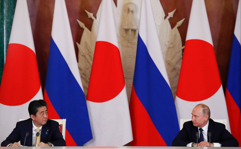Perdana Menteri Jepang Shinzo Abe Perdana Menteri Jepang Shinzo Abe meninjau pengawal kehormatan militer dengan Perdana Menteri China Li Keqiang (tidak digambarkan) saat upacara penyambutan di luar Aula Besar Rakyat di Beijing pada 26 Oktober 2018. (Photo by GREG BAKER/AFP via Getty Images)