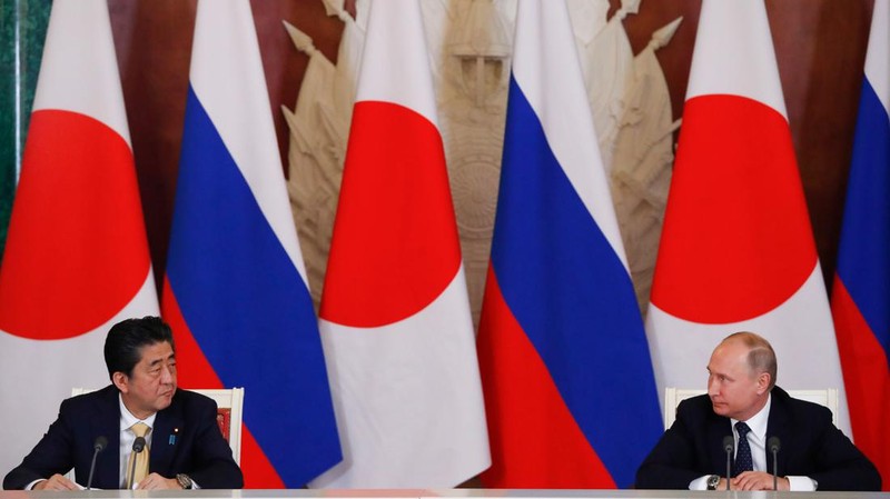 Perdana Menteri Jepang Shinzo Abe meninjau pengawal kehormatan militer dengan Perdana Menteri China Li Keqiang (tidak digambarkan) saat upacara penyambutan di luar Aula Besar Rakyat di Beijing pada 26 Oktober 2018.  (Photo by GREG BAKER/AFP via Getty Images)