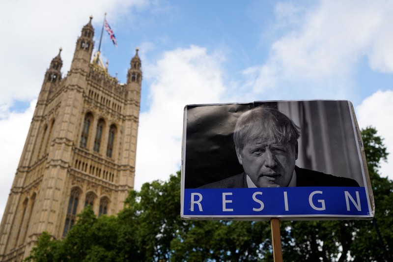 PM Boris Johson Resign Mundur Sebuah poster bertuliskan