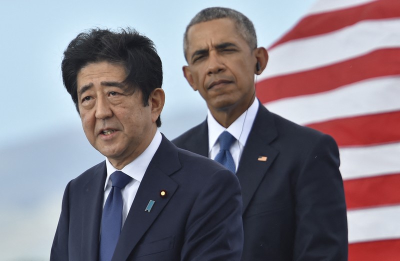 Perdana Menteri Jepang Shinzo Abe Perdana Menteri Jepang Shinzo Abe meninjau pengawal kehormatan militer dengan Perdana Menteri China Li Keqiang (tidak digambarkan) saat upacara penyambutan di luar Aula Besar Rakyat di Beijing pada 26 Oktober 2018. (Photo by GREG BAKER/AFP via Getty Images)