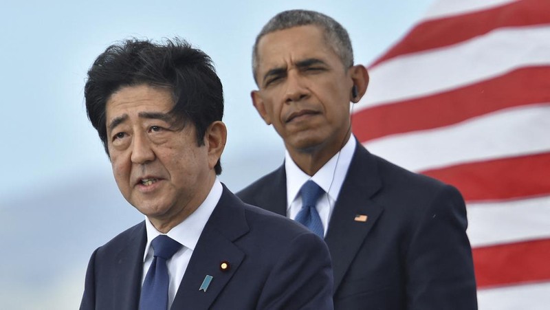 Perdana Menteri Jepang Shinzo Abe meninjau pengawal kehormatan militer dengan Perdana Menteri China Li Keqiang (tidak digambarkan) saat upacara penyambutan di luar Aula Besar Rakyat di Beijing pada 26 Oktober 2018.  (Photo by GREG BAKER/AFP via Getty Images)