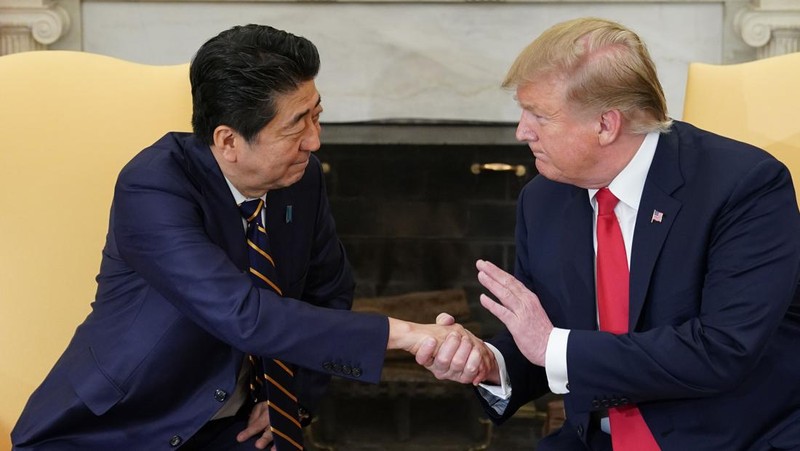 Perdana Menteri Jepang Shinzo Abe meninjau pengawal kehormatan militer dengan Perdana Menteri China Li Keqiang (tidak digambarkan) saat upacara penyambutan di luar Aula Besar Rakyat di Beijing pada 26 Oktober 2018.  (Photo by GREG BAKER/AFP via Getty Images)