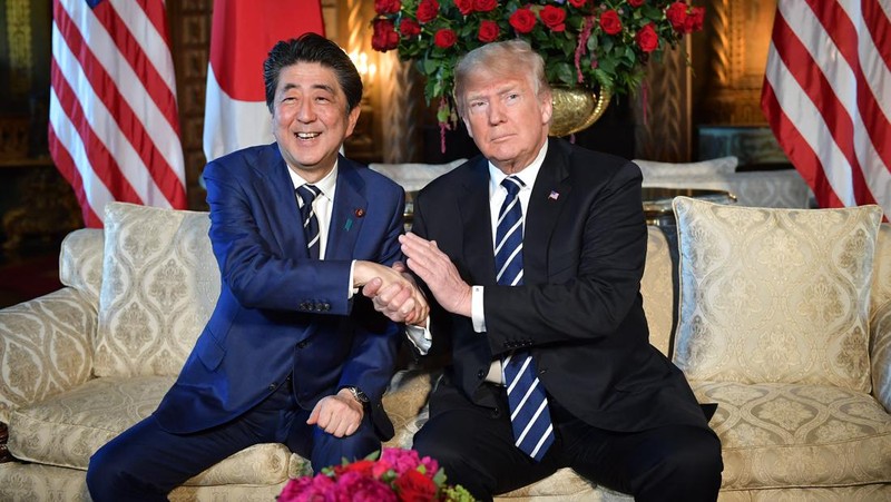 Perdana Menteri Jepang Shinzo Abe meninjau pengawal kehormatan militer dengan Perdana Menteri China Li Keqiang (tidak digambarkan) saat upacara penyambutan di luar Aula Besar Rakyat di Beijing pada 26 Oktober 2018.  (Photo by GREG BAKER/AFP via Getty Images)