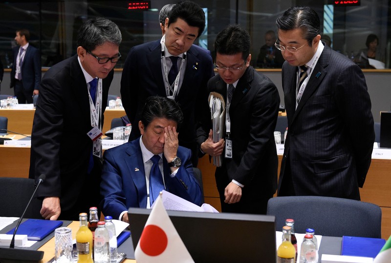 Perdana Menteri Jepang Shinzo Abe meninjau pengawal kehormatan militer dengan Perdana Menteri China Li Keqiang (tidak digambarkan) saat upacara penyambutan di luar Aula Besar Rakyat di Beijing pada 26 Oktober 2018.  (Photo by GREG BAKER/AFP via Getty Images)