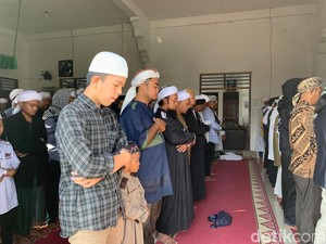 Jemaah Tarekat Naqsabandiyah di Padang Salat Idul Adha Besok