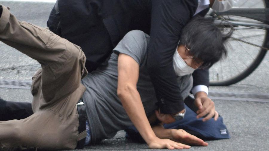 Petugas penyelamat membawa korban setelah tembakan meletus di rute Parade Hari Kemerdekaan Amerika Serikat di Highland Park, pinggiran Chicago, Illinois, Amerika Serikat, Senin (4/7/2022). Sebanyak 6 orang dilaporkan tewas akibat penembakan tersebut. (Photo by Jim Vondruska/Getty Images)