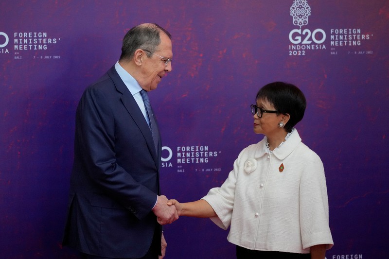 G20-INDONESIA/ Russian Foreign Minister Sergey Lavrov gestures as he confers with Mexican Foreign Affairs Secretary Marcelo Ebrard prior to the start of the opening session of the G20 Foreign Ministers' Meeting in Nusa Dua, Bali, Indonesia July 8, 2022. Dita Alangkara/Pool via Reuters