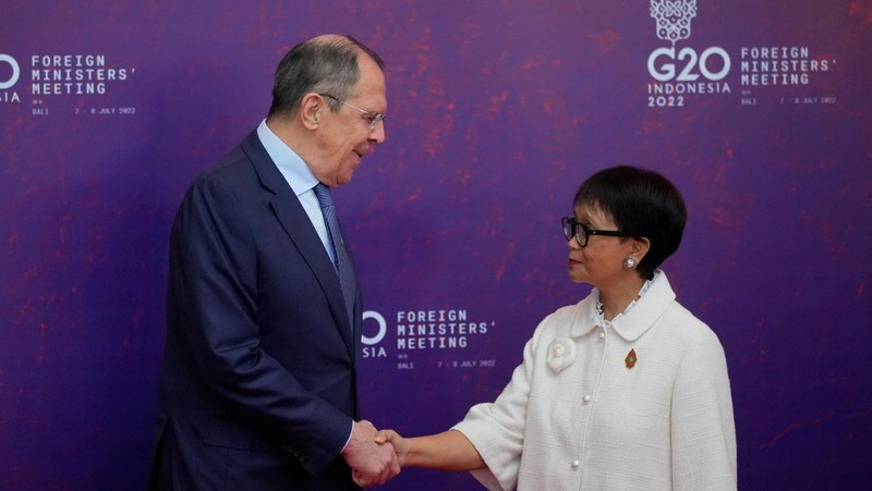 Russian Foreign Minister Sergey Lavrov gestures as he confers with Mexican Foreign Affairs Secretary Marcelo Ebrard prior to the start of the opening session of the G20 Foreign Ministers' Meeting in Nusa Dua, Bali, Indonesia July 8, 2022. Dita Alangkara/Pool via Reuters