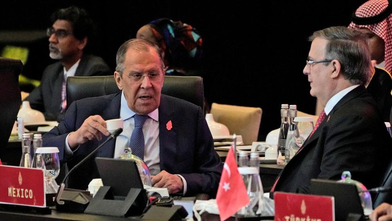 Russian Foreign Minister Sergey Lavrov gestures as he confers with Mexican Foreign Affairs Secretary Marcelo Ebrard prior to the start of the opening session of the G20 Foreign Ministers' Meeting in Nusa Dua, Bali, Indonesia July 8, 2022. Dita Alangkara/Pool via Reuters