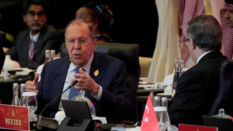Russian Foreign Minister Sergey Lavrov gestures as he confers with Mexican Foreign Affairs Secretary Marcelo Ebrard prior to the start of the opening session of the G20 Foreign Ministers' Meeting in Nusa Dua, Bali, Indonesia July 8, 2022. Dita Alangkara/Pool via Reuters