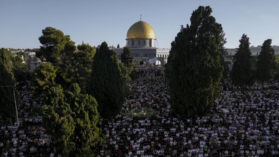 Muslim pilgrims walk to cast stones at a pillar in the symbolic stoning of the devil, during the last rite of the annual hajj, and the first day of Eid al-Adha, in Mina near the city of Mecca, Saudi Arabia, Saturday, July 9, 2022. (AP Photo/Amr Nabil)