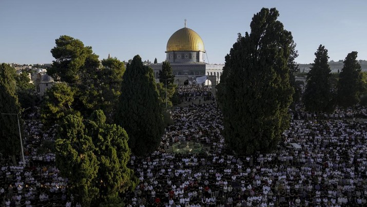 Israel Palestinians Eid al Adha Muslim worshipers offer Eid al-Adha prayers next to the Dome of the Rock shrine at the Al Aqsa Mosque compound in Jerusalem's Old City, Saturday, July 9, 2022. The major Muslim holiday, at the end of the hajj pilgrimage to Mecca, is observed around the world by believers and commemorates prophet Abraham's pledge to sacrifice his son as an act of obedience to God. (AP Photo/Mahmoud Illean)