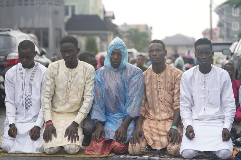 Saudi Arabia Hajj Muslim pilgrims walk to cast stones at a pillar in the symbolic stoning of the devil, during the last rite of the annual hajj, and the first day of Eid al-Adha, in Mina near the city of Mecca, Saudi Arabia, Saturday, July 9, 2022. (AP Photo/Amr Nabil)