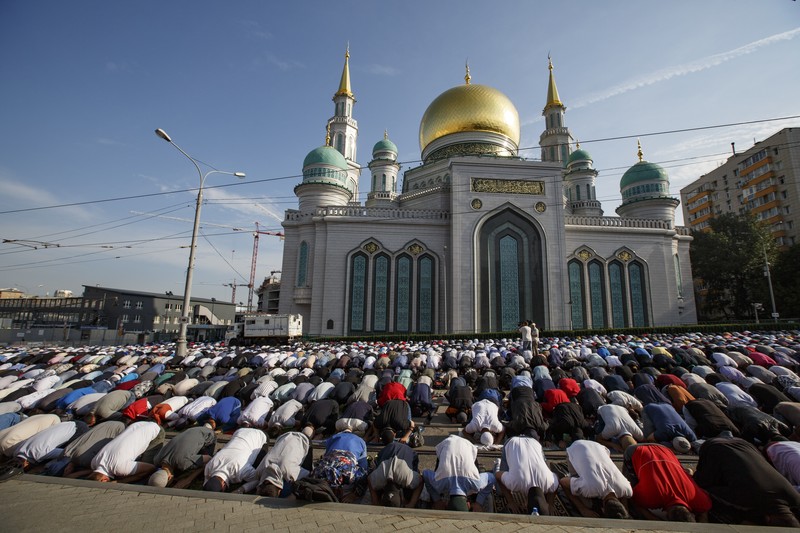 Saudi Arabia Hajj Muslim pilgrims walk to cast stones at a pillar in the symbolic stoning of the devil, during the last rite of the annual hajj, and the first day of Eid al-Adha, in Mina near the city of Mecca, Saudi Arabia, Saturday, July 9, 2022. (AP Photo/Amr Nabil)