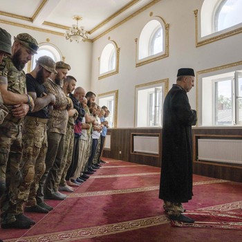 Potret Suasana Khidmat Salat Iduladha di Tengah Perang