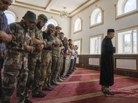 Potret Suasana Khidmat Salat Iduladha di Tengah Perang