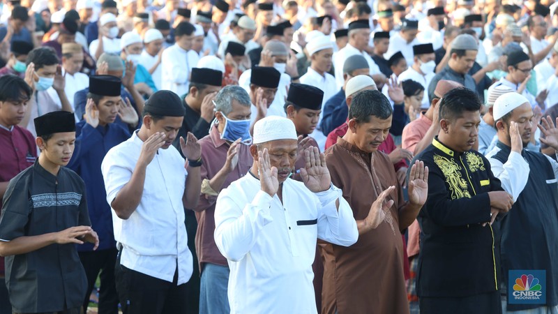 Sejumlah jamaah melaksanakan shalat Idul Adha di Lapangan PSP Sawangan, Depok, Jawa Barat, Sabtu, 9/7. (CNBC Indonesia/Muhammad Sabki) Sejumlah jamaah melaksanakan shalat Idul Adha di Lapangan PSP Sawangan, Depok, Jawa Barat, Sabtu, 9/7. (CNBC Indonesia/Muhammad Sabki)