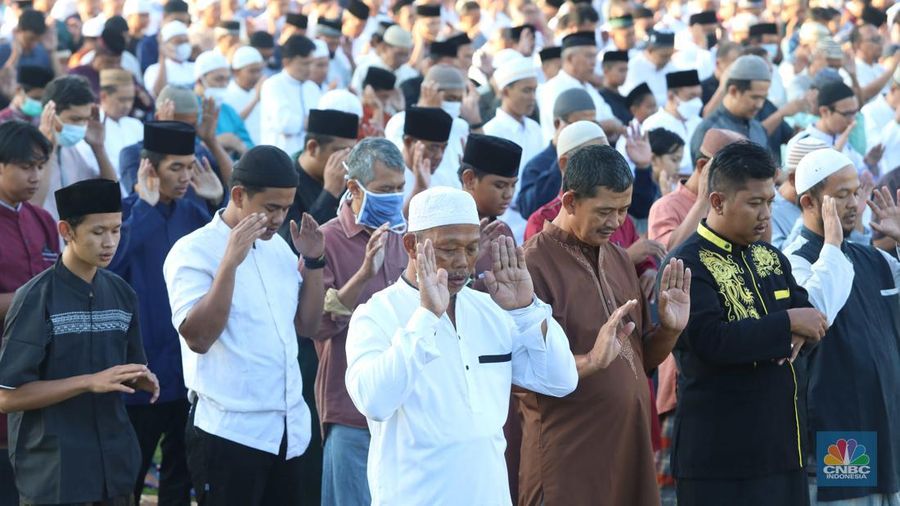 Sejumlah jamaah melaksanakan shalat Idul Adha di Lapangan PSP Sawangan, Depok, Jawa Barat, Sabtu, 9/7. (CNBC Indonesia/Muhammad Sabki)