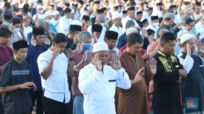 Sejumlah jamaah melaksanakan shalat Idul Adha di Lapangan PSP Sawangan, Depok, Jawa Barat, Sabtu, 9/7. (CNBC Indonesia/Muhammad Sabki)