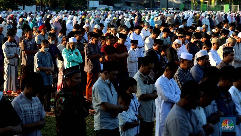 Sejumlah jamaah melaksanakan shalat Idul Adha di Lapangan PSP Sawangan, Depok, Jawa Barat, Sabtu, 9/7. (CNBC Indonesia/Muhammad Sabki) Sejumlah jamaah melaksanakan shalat Idul Adha di Lapangan PSP Sawangan, Depok, Jawa Barat, Sabtu, 9/7. (CNBC Indonesia/Muhammad Sabki)