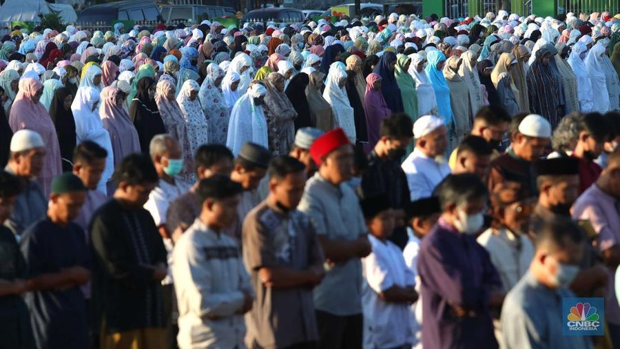 Sejumlah jamaah melaksanakan shalat Idul Adha di Lapangan PSP Sawangan, Depok, Jawa Barat, Sabtu, 9/7. (CNBC Indonesia/Muhammad Sabki)