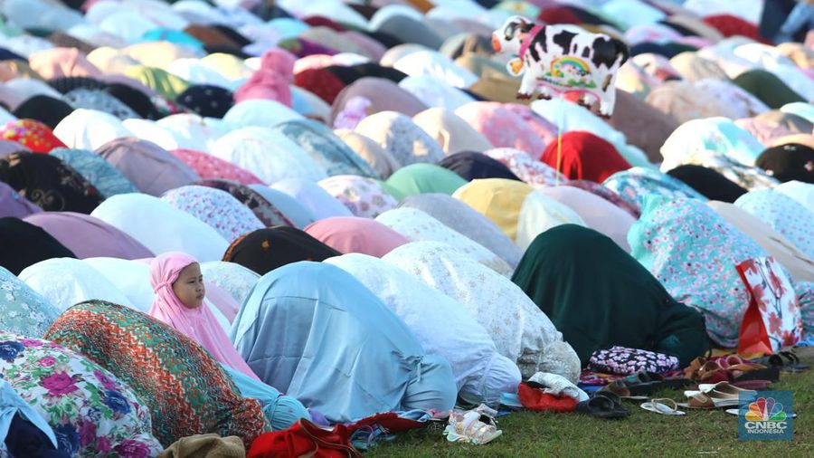 Sejumlah jamaah melaksanakan shalat Idul Adha di Lapangan PSP Sawangan, Depok, Jawa Barat, Sabtu, 9/7. (CNBC Indonesia/Muhammad Sabki)