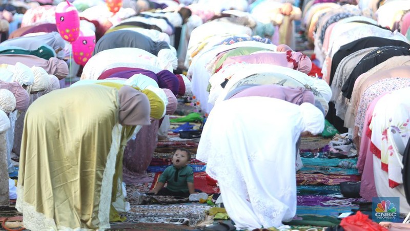 Sejumlah jamaah melaksanakan shalat Idul Adha di Lapangan PSP Sawangan, Depok, Jawa Barat, Sabtu, 9/7. (CNBC Indonesia/Muhammad Sabki)