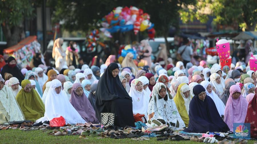 Sejumlah jamaah melaksanakan shalat Idul Adha di Lapangan PSP Sawangan, Depok, Jawa Barat, Sabtu, 9/7. (CNBC Indonesia/Muhammad Sabki)