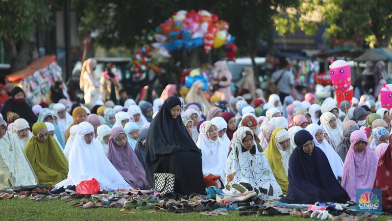 Sejumlah jamaah melaksanakan shalat Idul Adha di Lapangan PSP Sawangan, Depok, Jawa Barat, Sabtu, 9/7. (CNBC Indonesia/Muhammad Sabki)