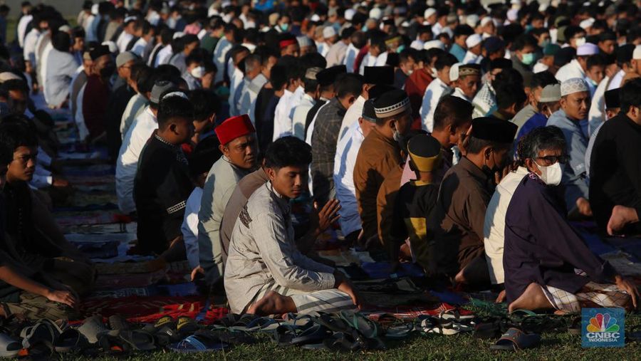 Sejumlah jamaah melaksanakan shalat Idul Adha di Lapangan PSP Sawangan, Depok, Jawa Barat, Sabtu, 9/7. (CNBC Indonesia/Muhammad Sabki)