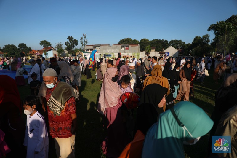 Sejumlah jamaah melaksanakan shalat Idul Adha di Lapangan PSP Sawangan, Depok, Jawa Barat, Sabtu, 9/7. (CNBC Indonesia/Muhammad Sabki) Sejumlah jamaah melaksanakan shalat Idul Adha di Lapangan PSP Sawangan, Depok, Jawa Barat, Sabtu, 9/7. (CNBC Indonesia/Muhammad Sabki)