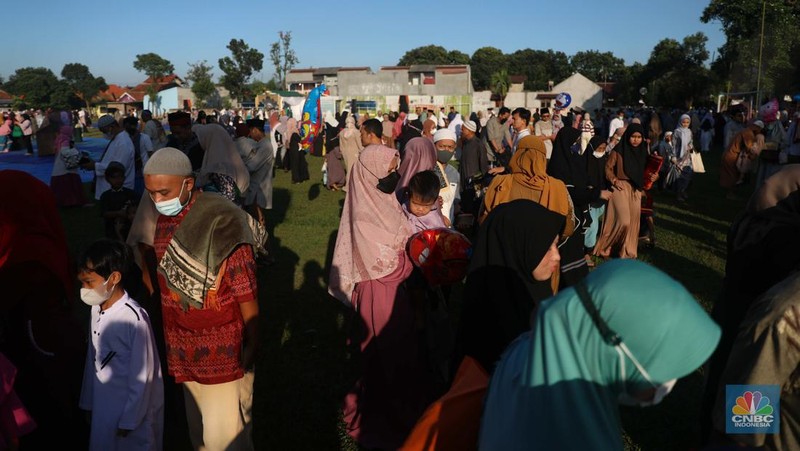 Sejumlah jamaah melaksanakan shalat Idul Adha di Lapangan PSP Sawangan, Depok, Jawa Barat, Sabtu, 9/7. (CNBC Indonesia/Muhammad Sabki)